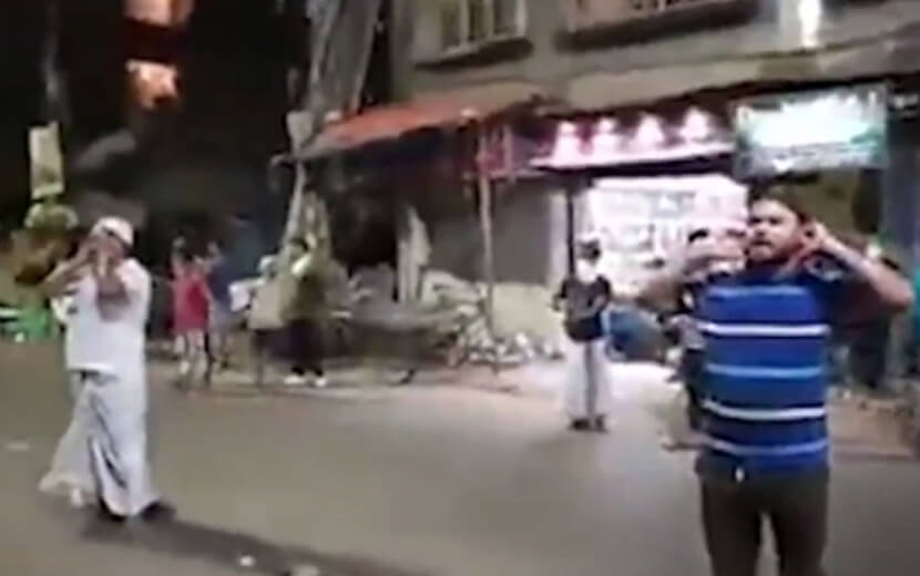 HİNDİSTAN’DA CAMİLERİN SESİ KISILINCA, MÜSLÜMANLAR SOKAKTA EZAN OKUDU